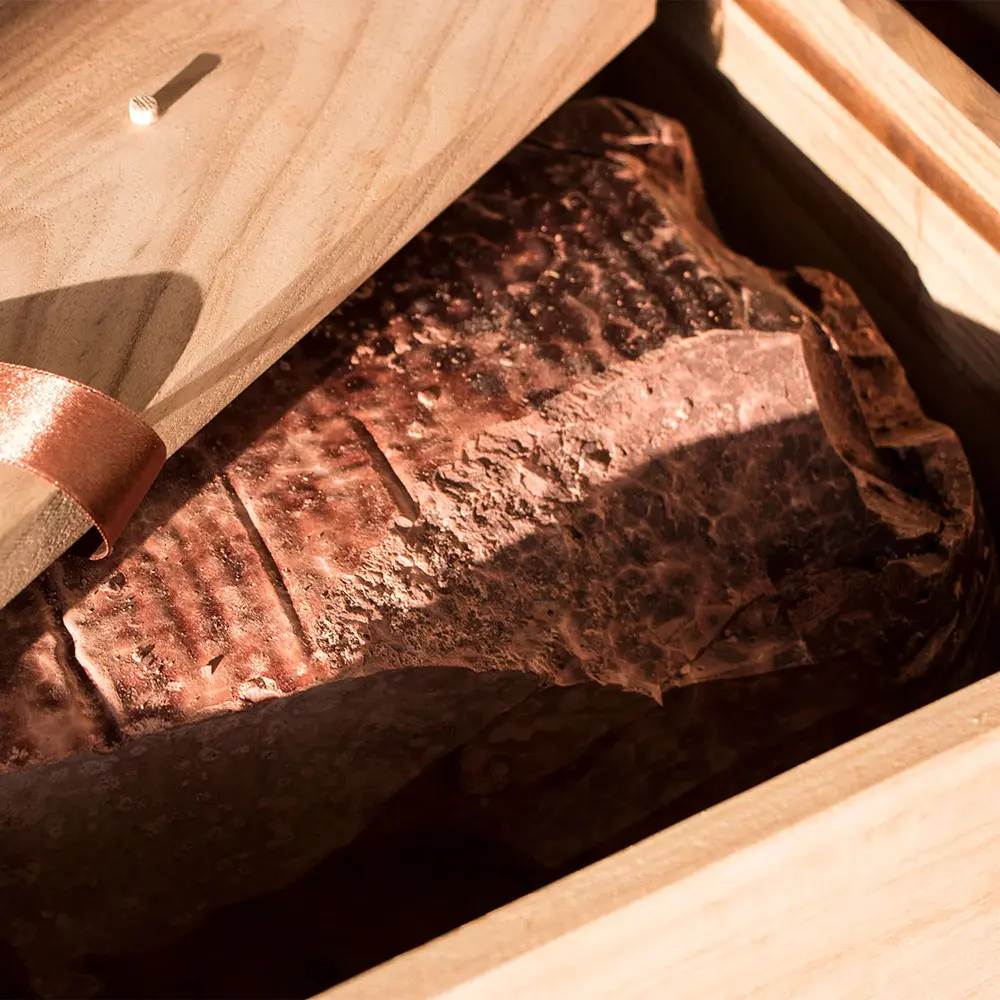 Eichenholzreife von Schokolade von TOAK Ecuador. Holzkiste mit Schokoladenblock