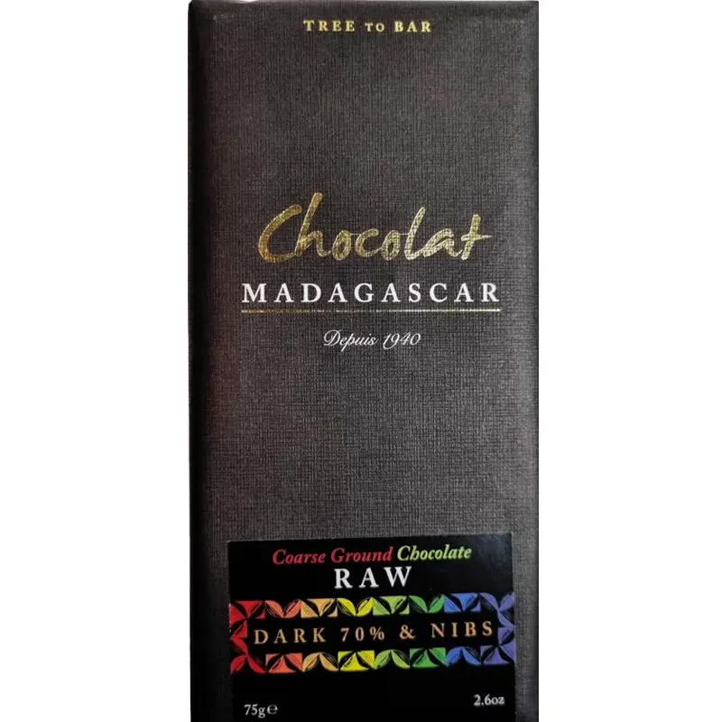 Schwarze Verpackung mit Schokolade Aufschrift: Chocolate Madagescar RAW mit Nibs 70%