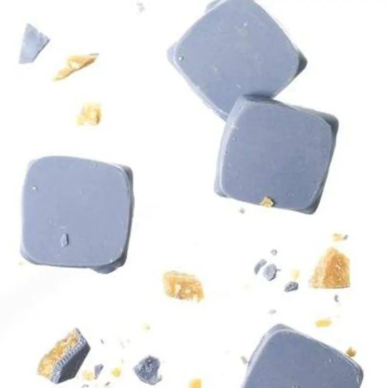 LA PETITE MARQUISE »Le Quernons d'Ardoise« Krokant in blauer Schokolade von Petite Marquise Quernons